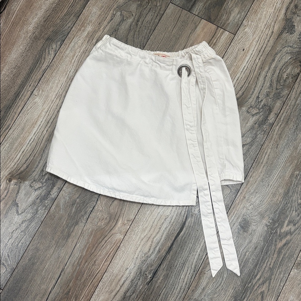 White Mini Skort (S) with Belt Detail. - Picture 2 of 6